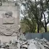 Верховная Рада в войне с историей (© РИА Новости . Алексей Букчин / Снос памятника Благодарности солдатам Красной армии) © РИА Новости . Алек…