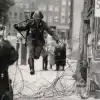 Берлинская стена: символ двуполярного мира (Фото : Peter Leibing / Прыжок к свободе – солдат Национальной народной армии ГДР Конрад Шуман бежит …) Фото : Peter Leibing…
