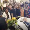 'Его убили большевики, Советы, Сталин и Ленин'. Хоронили Парубия, поминали Порошенко (Фото : скриншот / Петр Порошенко у гроба с телом Андрея Парубия во Львове 2 сентября 2025 года) Фото : скриншот / Пе…