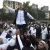 Выгодный антисемитизм, еврейский вариант ТЦК и другие приключения хасидов на пути к Умани (РИА Новости . / Паломники-хасиды, прибывшие в город Умань на празднование Нового года Рош ха-Шана.) РИА Новости . / Пало…