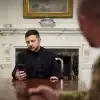 Зеленский пришёл в себя и начал торговаться. Итоги (Фото : Zelenskiy / Official / Telegram / Владимир Зеленский с телефоном) Фото : Zelenskiy / O…