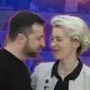 Заразительная деградация. Как Европа украинизируется (Украина.ру / Зеленский и глава ЕС в Берлине накануне встречи Путина и Трампа на Аляске) Украина.ру / Зеленск…