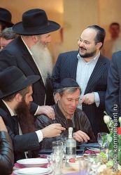 Момиашвили справа в очках беседует с раввином Момиашвили справа в …