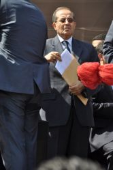 Махмуд Джибриль пытается вставить листы в конверт Махмуд Джибриль пыта…