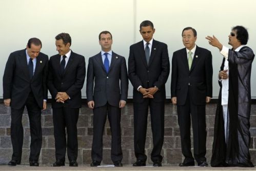 На этой фотографии мы видим недочеловеков, не видящих истинное. Они предали Муаммара Каддафи, нарушили моральные нормы и международные законы, начали и ведут войну против ливийского народа. На этой фотографии м…