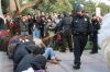 Короткие новости Движения Occupy (США. Полицейский применяет против студентов отравляющие вещества) США. Полицейский при…