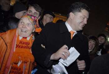 Порошенко с народом. Активистка вожделяется подержаться за ручку самого президента. Порошенко с народом.…