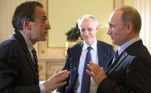 С журналистами Паоло Валентино (слева) и Лучано Фонтана С журналистами Паоло…