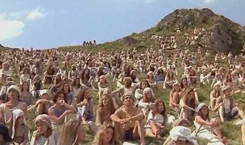 Кадр из французского фильма «Прекрасная Зелёная». Народ, который собрался на ежегодное собрание планеты. У этого народа на его планете нет эксплуатации и нет денег. Кадр из французского…